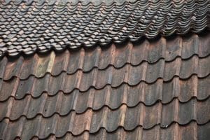 Read more about the article Warning Signs Your Roof Is Leaking